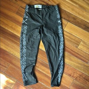 BollyX Black and Gray Patterned Capri Leggings